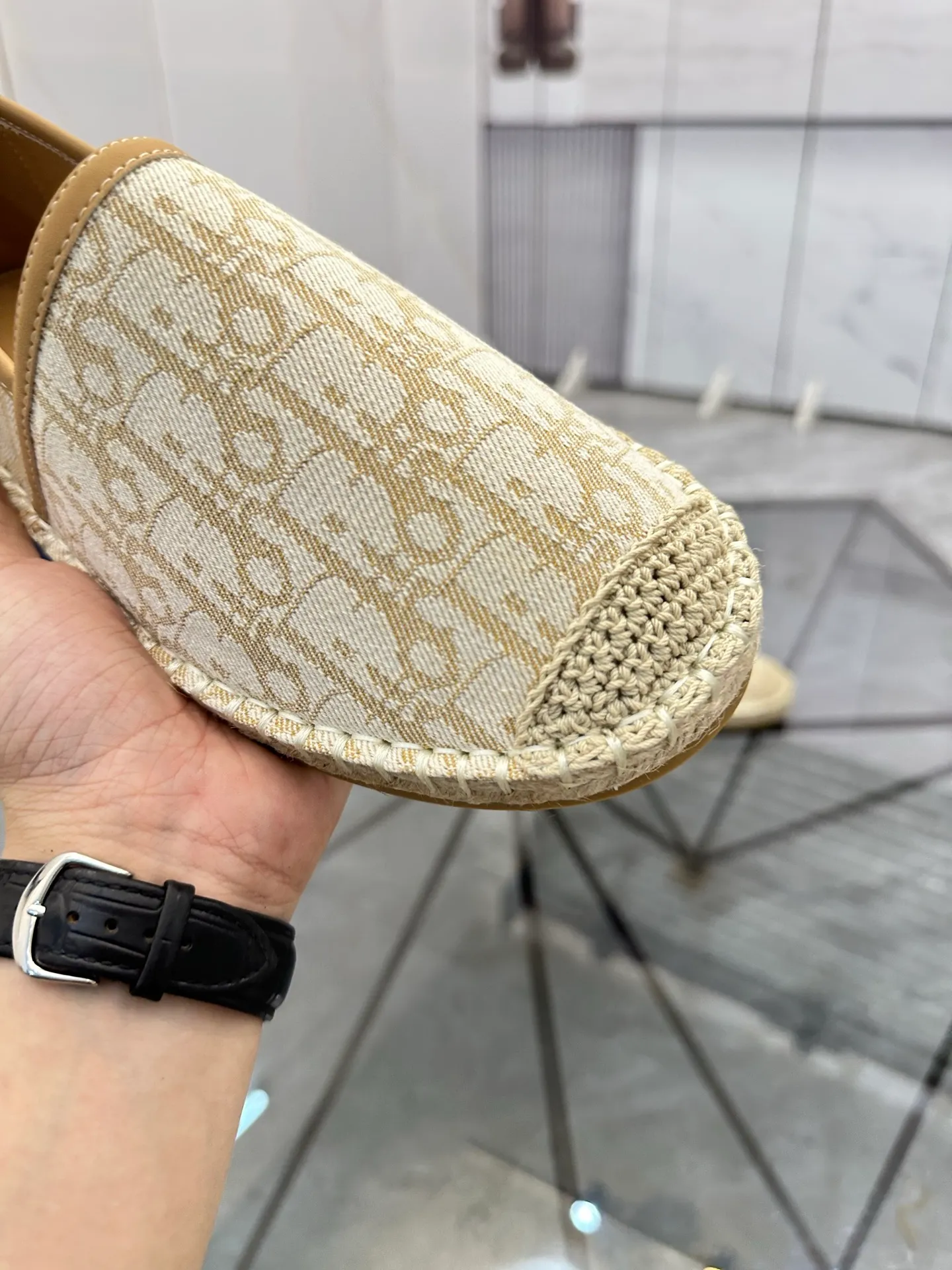 Men's shoes for sale 💰: 💰P400¥ Product trademark: Dior* "Dior*" low-top fisherman's shoes Regular size: 38-44 (can be customized to 37.45) Product materials: imported cowhide leather upper spliced ​​with original fabric, sheepskin lining, original outsole. Number: 1023